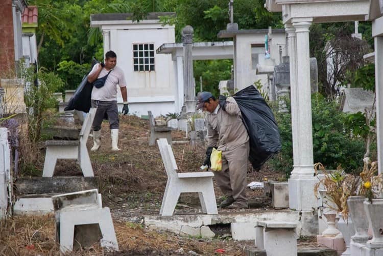 En Poza Rica, buscan disminuir riesgos para visitantes a panteones