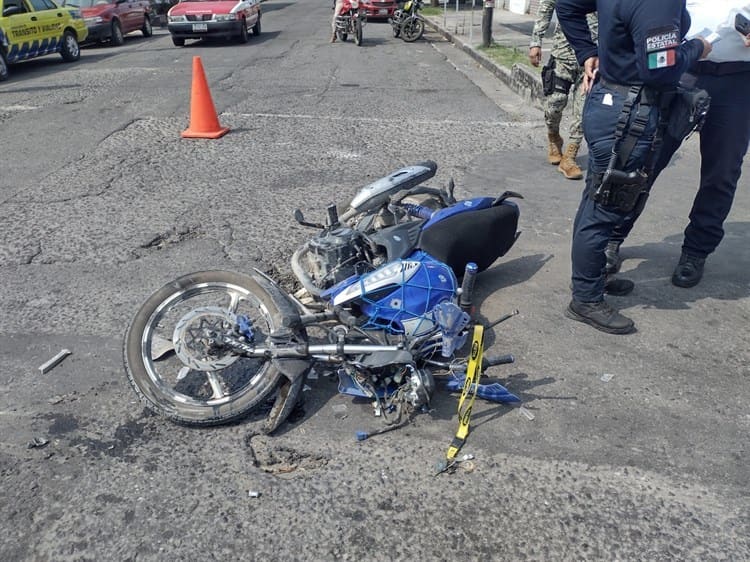 Motociclista se impacta contra camión de pasaje en la colonia Pocitos y Rivera en Veracruz(+Video)