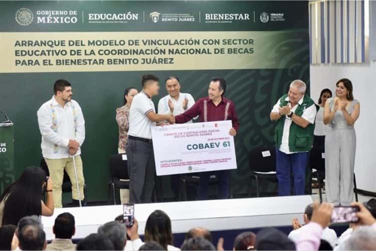 Entregan Becas Benito Juárez a jóvenes estudiantes en planteles de la ciudad de Veracruz