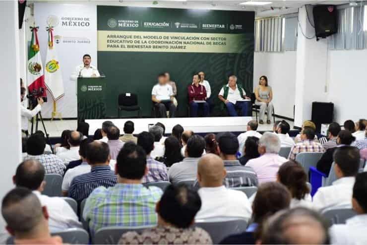 Entregan Becas Benito Juárez a jóvenes estudiantes en planteles de la ciudad de Veracruz