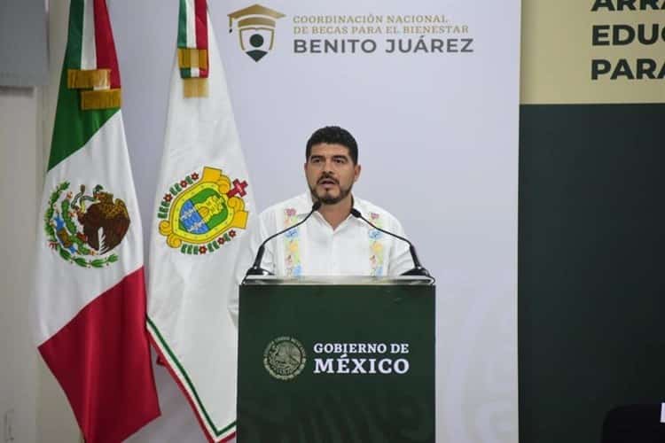 Entregan Becas Benito Juárez a jóvenes estudiantes en planteles de la ciudad de Veracruz