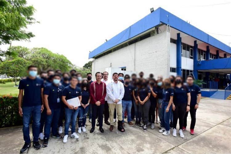 Entregan Becas Benito Juárez a jóvenes estudiantes en planteles de la ciudad de Veracruz