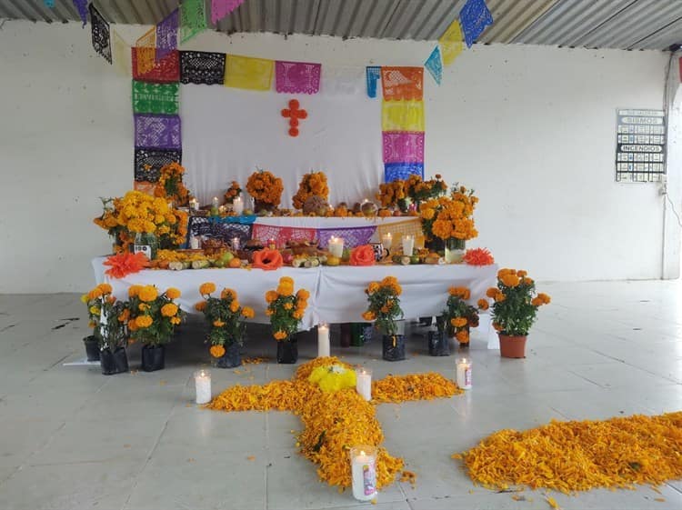 Dedican altar a profesores en primaria de Villa Cuichapa 