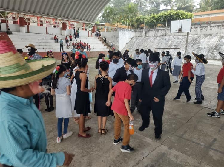 Dedican altar a profesores en primaria de Villa Cuichapa 