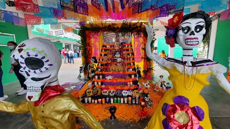 Altar en honor a la maestra Laura en secundaria de Agua Dulce