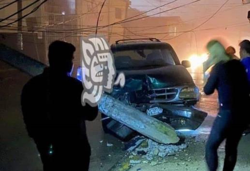 Se estrella contra poste y deja sin luz a una colonia en Xalapa