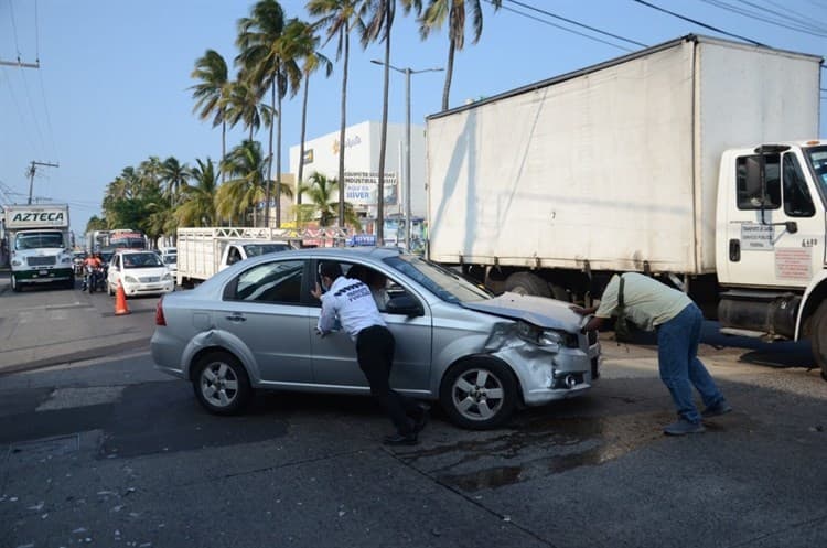 Se estrella contra negocio en colonia Pascual Ortiz Rubio, en Veracruz