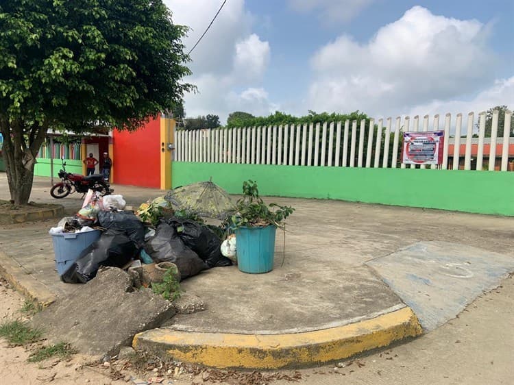 Acusan de cochinos a de jardín de niños en Sayula 