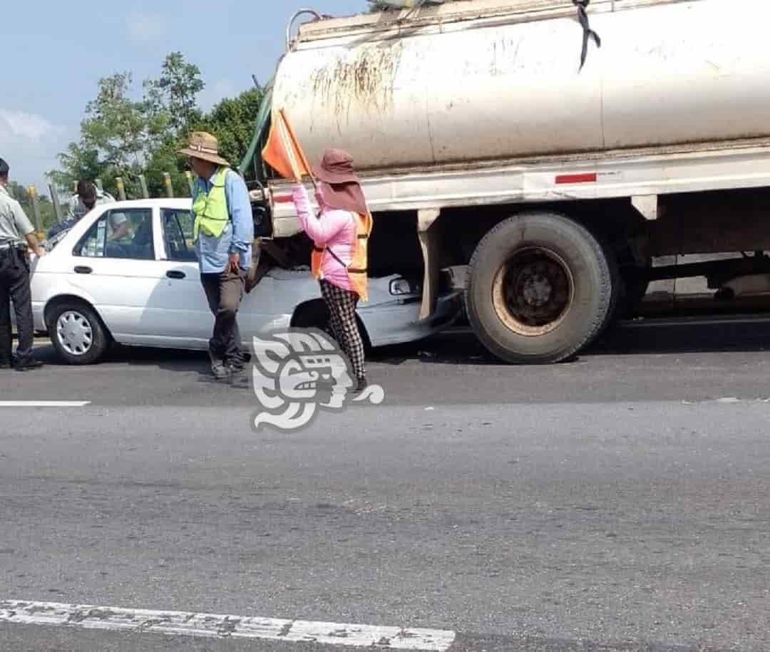 Queretano grave tras choque en autopista de Acayucan