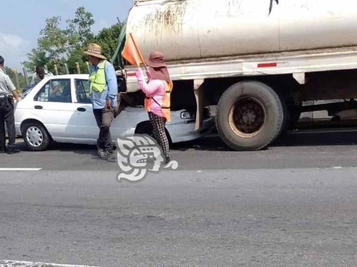 Queretano grave tras choque en autopista de Acayucan