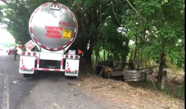 Choca pipa con retroexcavadora en Úrsulo Galván; hay un muerto