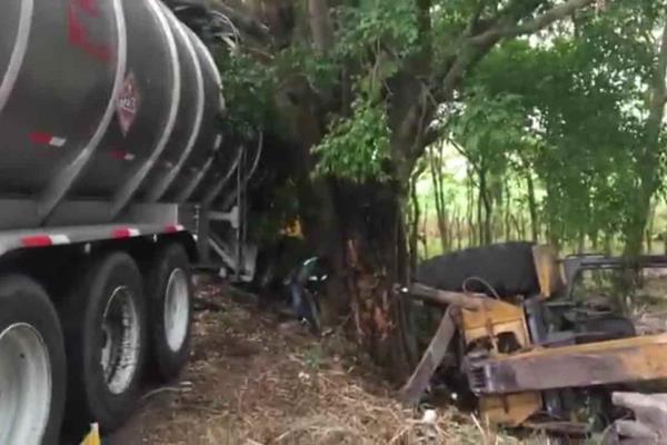 Choca pipa con retroexcavadora en Úrsulo Galván; hay un muerto