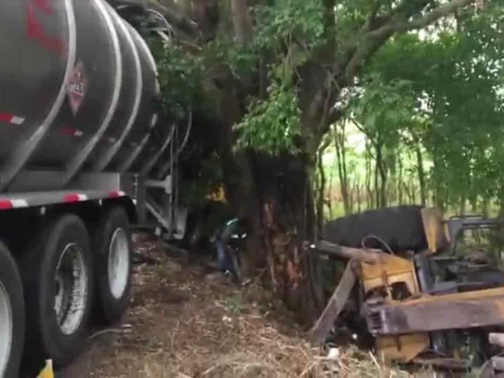 Choca pipa con retroexcavadora en Úrsulo Galván; hay un muerto