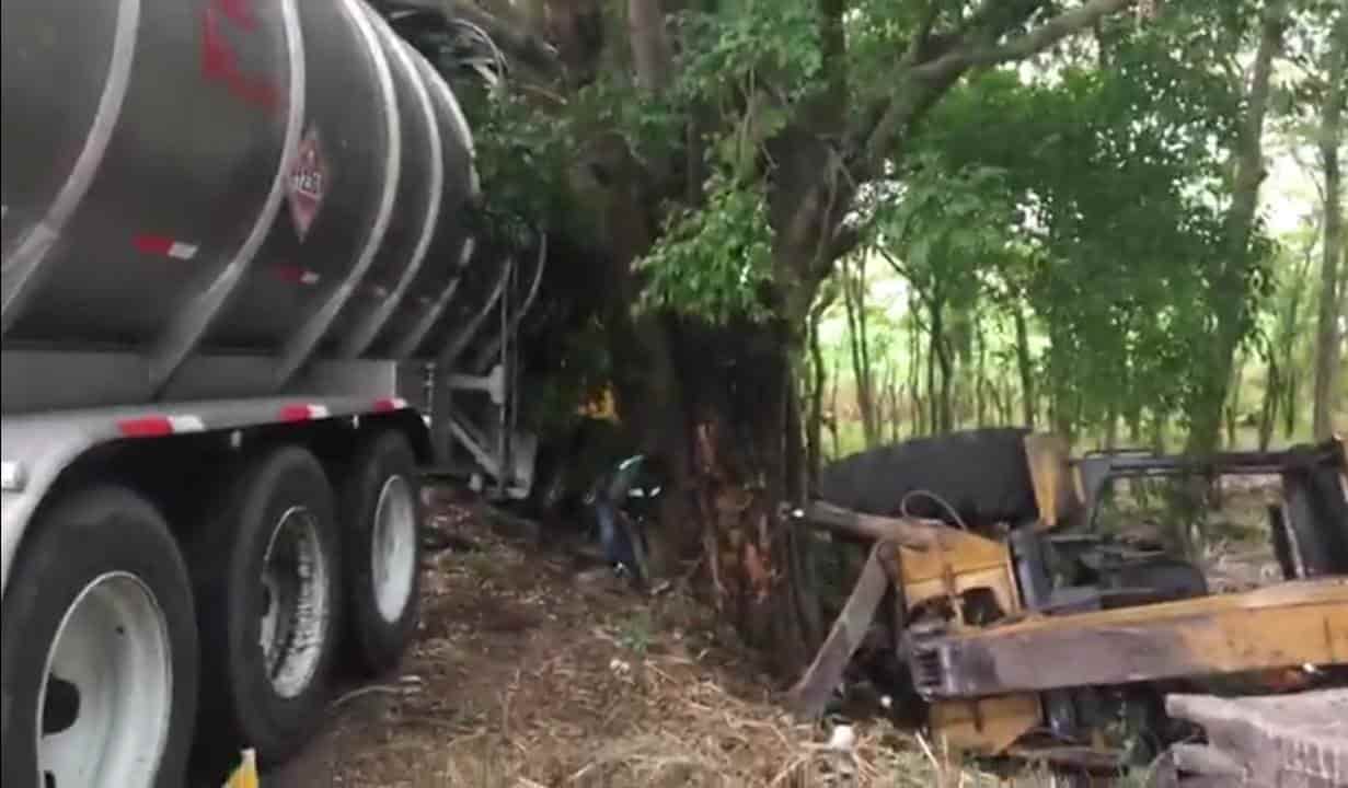 Choca pipa con retroexcavadora en Úrsulo Galván; hay 1 lesionado