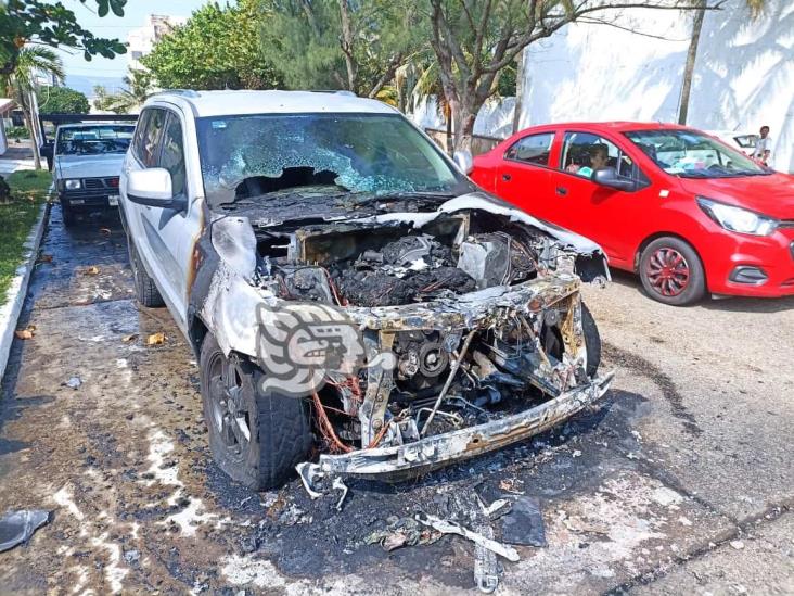 Camioneta se incendia en el Centro de Coatzacoalcos