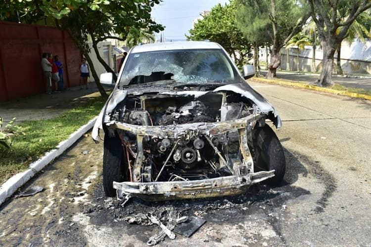 Camioneta se incendió en el Centro de Coatzacoalcos(+Video)