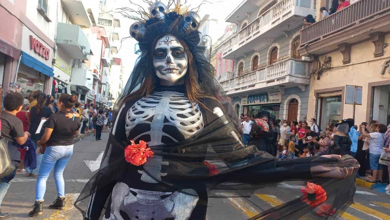 Realizan desfile de Catrinas Tradiciones Mexicanas en Veracruz por Todos Santos(+Video)