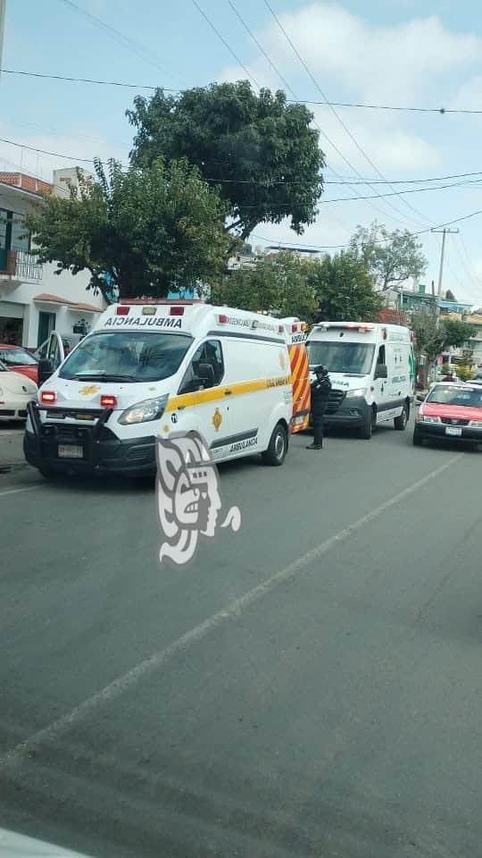 Rescatan a mujer que quiso salir por la puerta falsa, en Xalapa