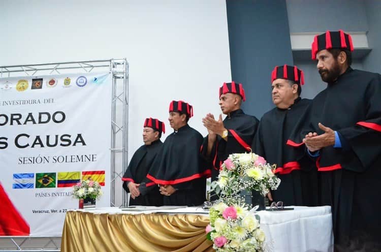 Dan doctorado Honoris Causa al doctor Lorenzo Castañeda Pacheco por su trayectoria