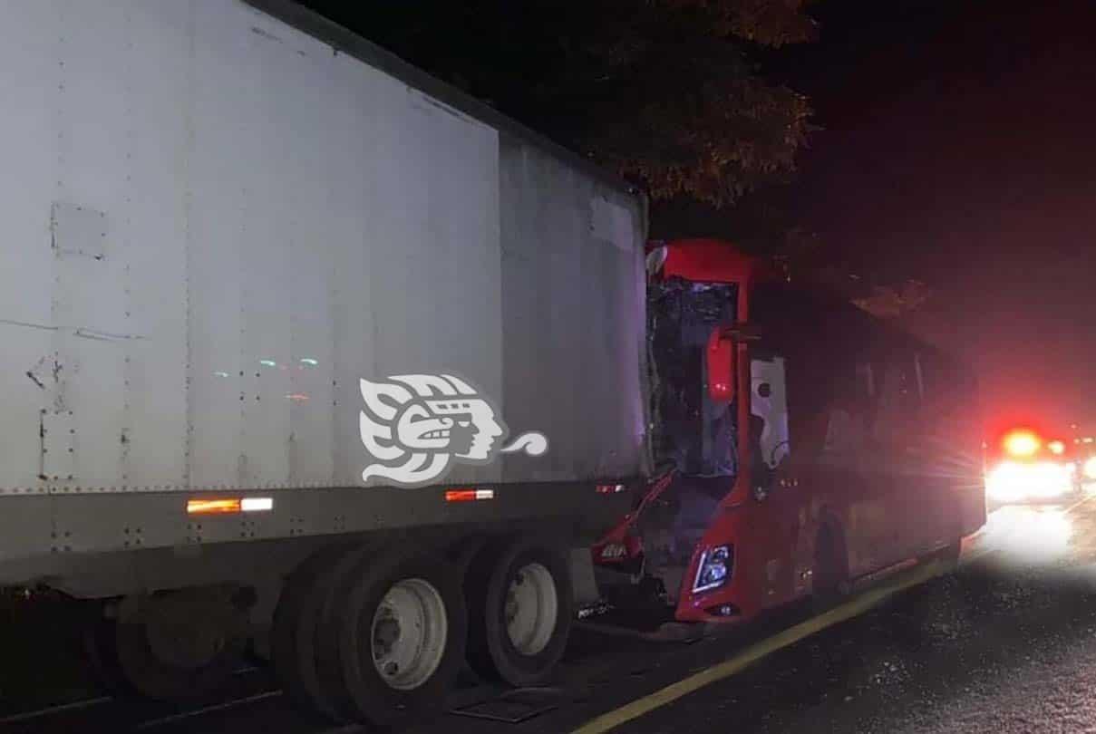 Chocan autobús y tráiler en Vega de Alatorre; hay un lesionado