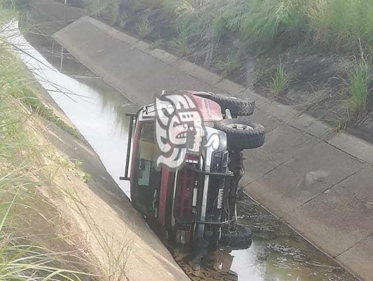 Pierde el control y termina en un canal de Moloacán