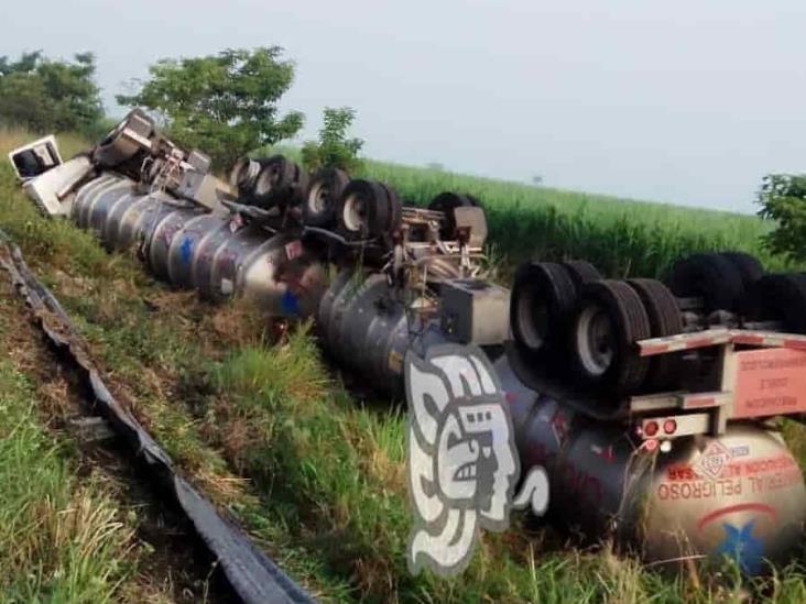 Le ganó el sueño; trailero muere en volcadura en tramo Isla-Acayucan