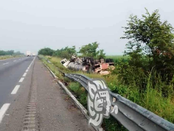 Le ganó el sueño; trailero muere en volcadura en tramo Isla-Acayucan