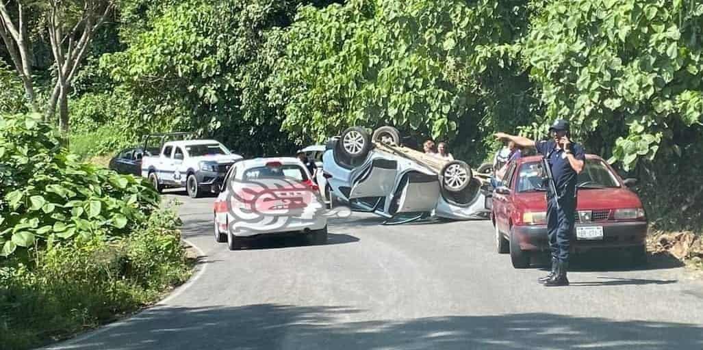 Se registró fuerte volcadura en la carretera Teocelo-Xico; una mujer lesionada