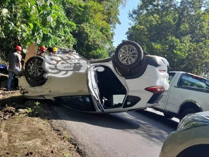 Se registró fuerte volcadura en la carretera Teocelo-Xico; una mujer lesionada