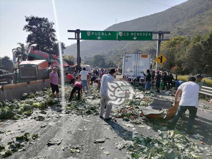 Vuelca camión con frutas y verduras en la Puebla-Orizaba; y sí, hubo rapiña (+Video)