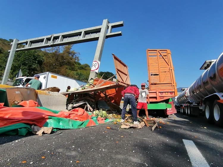 Vuelca camión con frutas y verduras en la Puebla-Orizaba; y sí, hubo rapiña (+Video)