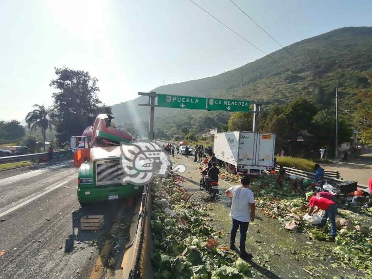 Vuelca camión con frutas y verduras en la Puebla-Orizaba; y sí, hubo rapiña (+Video)