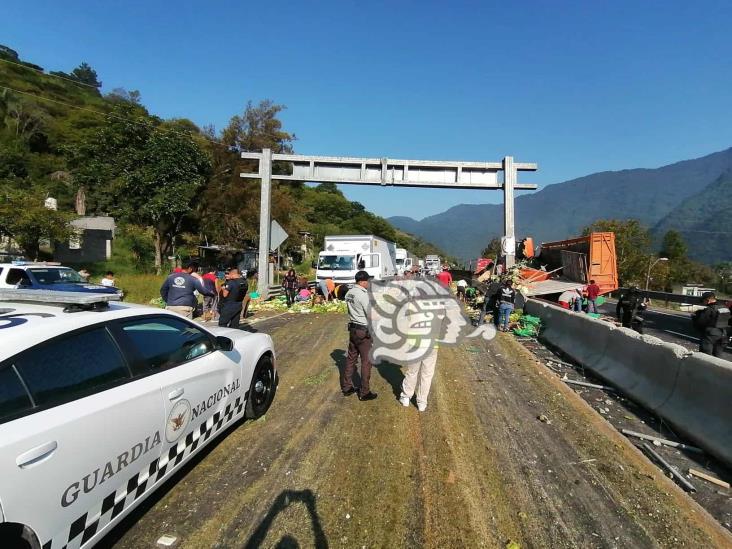 Vuelca camión con frutas y verduras en la Puebla-Orizaba; y sí, hubo rapiña (+Video)