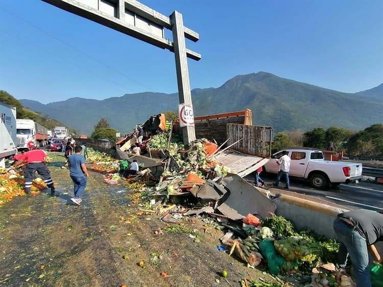 Vuelca camión con frutas y verduras en la Puebla-Orizaba; y sí, hubo rapiña (+Video)