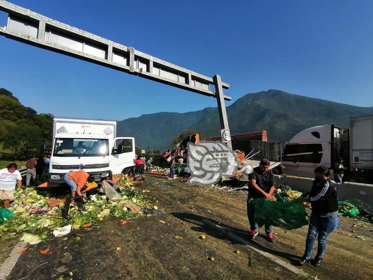 Vuelca camión con frutas y verduras en la Puebla-Orizaba; y sí, hubo rapiña (+Video)