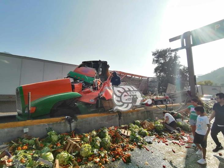 Vuelca camión con frutas y verduras en la Puebla-Orizaba; y sí, hubo rapiña (+Video)