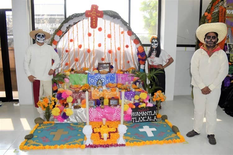 Celebran en Coatzacoalcos tradicional concurso de altares