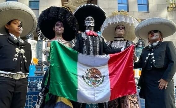 Catrinas recorren el metro de Nueva York, en EU