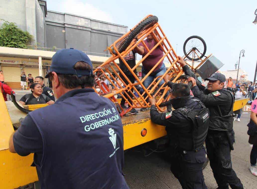 Desalojan a ambulantes del malecón de Veracruz (+video)