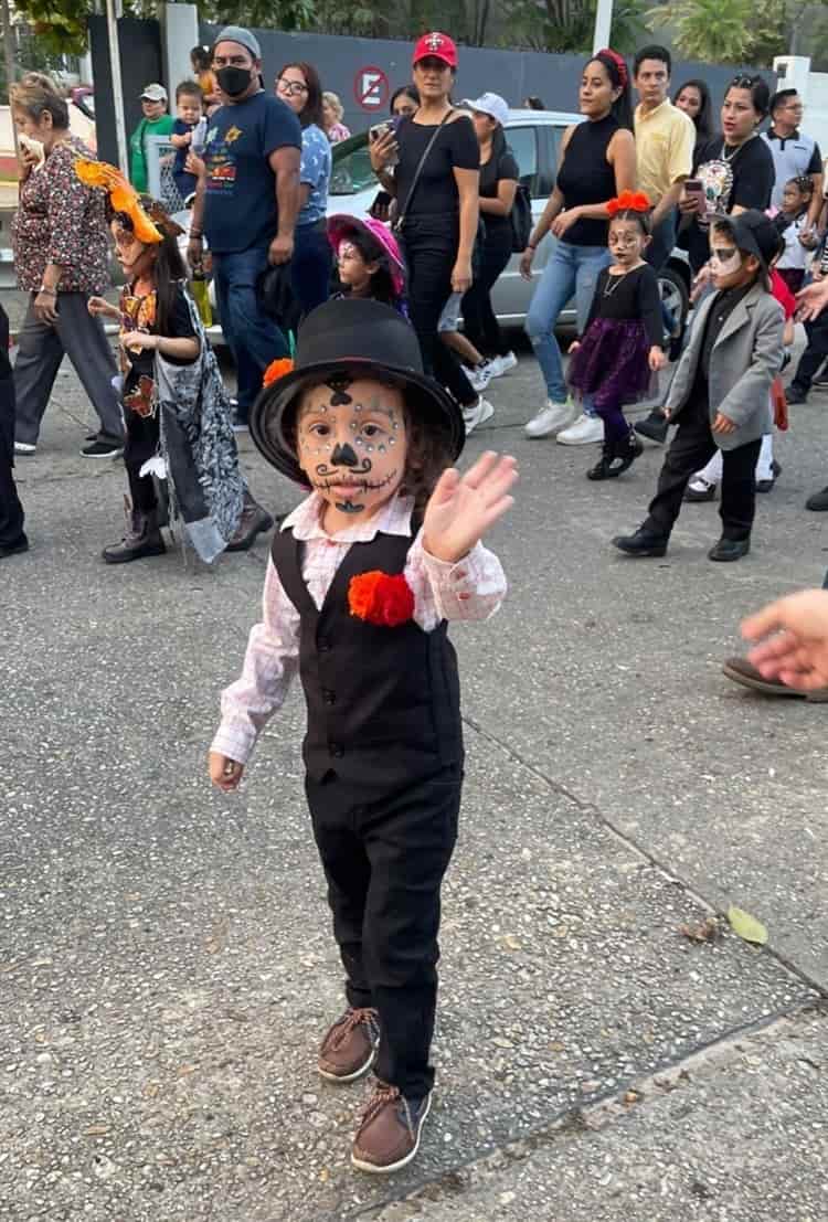 Adornan camellones de la Avenida Justo Sierra con flores de cempasúchil