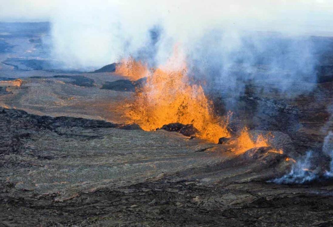 ¿Despertó el titán? Alerta en Hawái por actividad en el volcán Mauna Loa