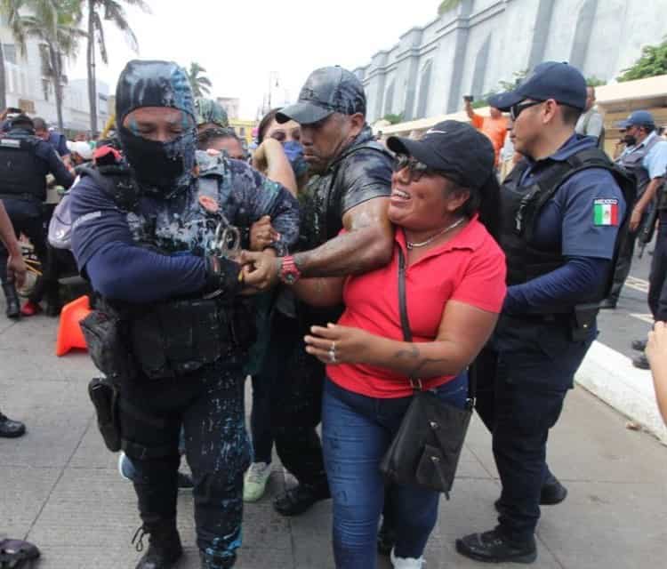 Tres detenidos y daños materiales tras desalojo de ambulantes en Veracruz (+Video)