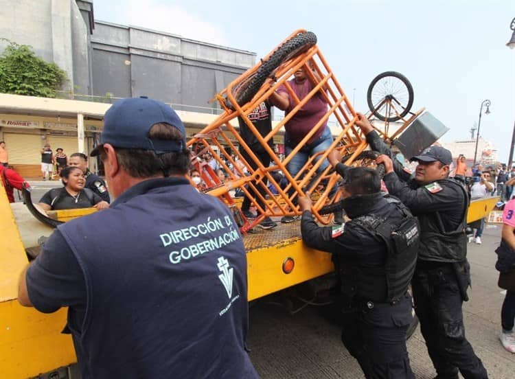 Tres detenidos y daños materiales tras desalojo de ambulantes en Veracruz (+Video)