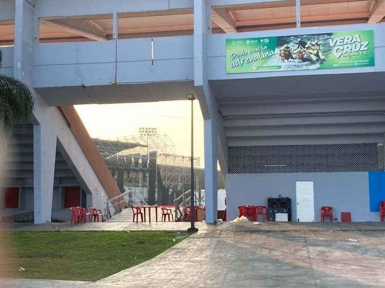 Instalan escenario para concierto de Daddy Yankee en Veracruz