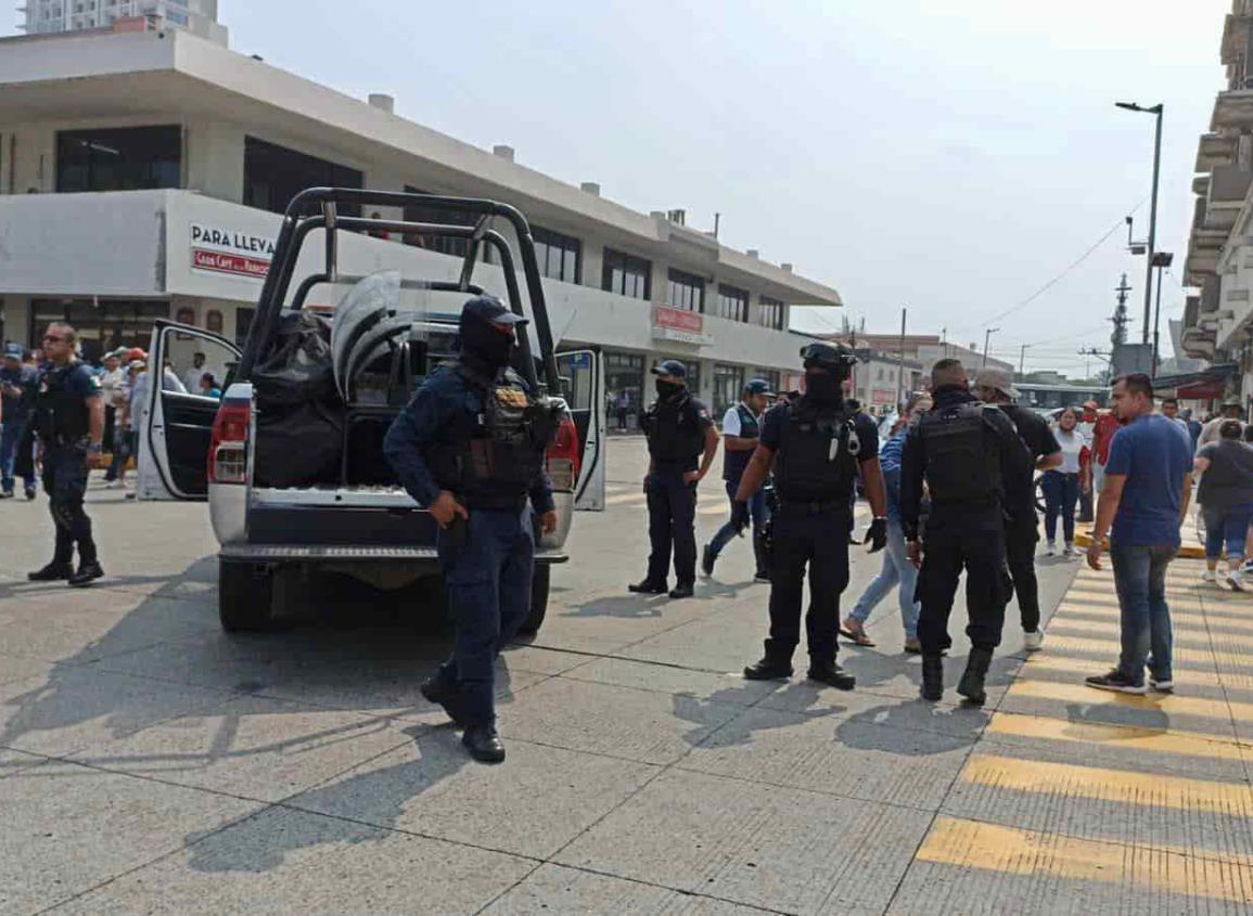 Tres detenidos y daños materiales tras desalojo de ambulantes en Veracruz (+Video)