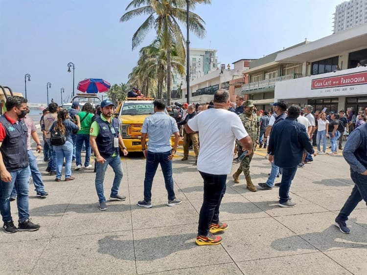 Tres detenidos y daños materiales tras desalojo de ambulantes en Veracruz (+Video)