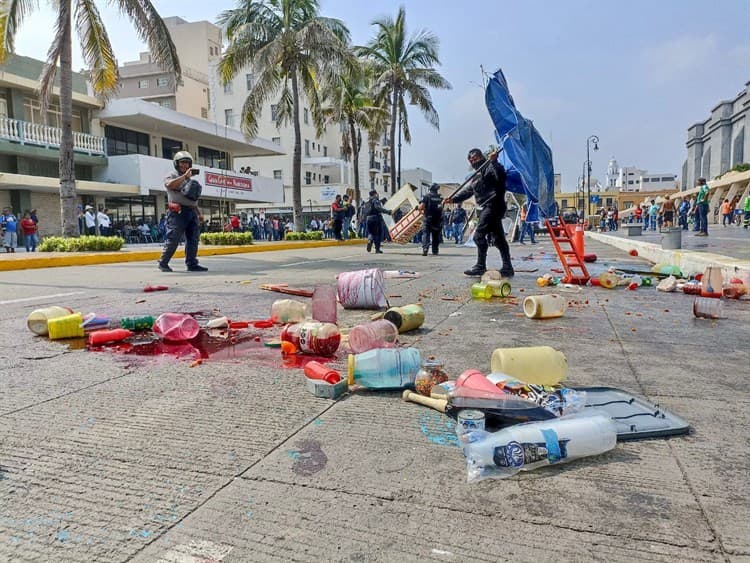 Tres detenidos y daños materiales tras desalojo de ambulantes en Veracruz (+Video)