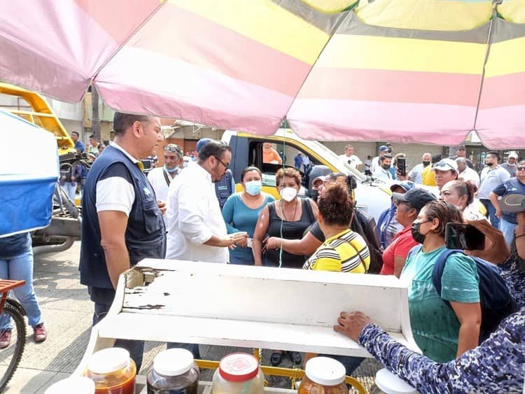 Tres detenidos y daños materiales tras desalojo de ambulantes en Veracruz (+Video)