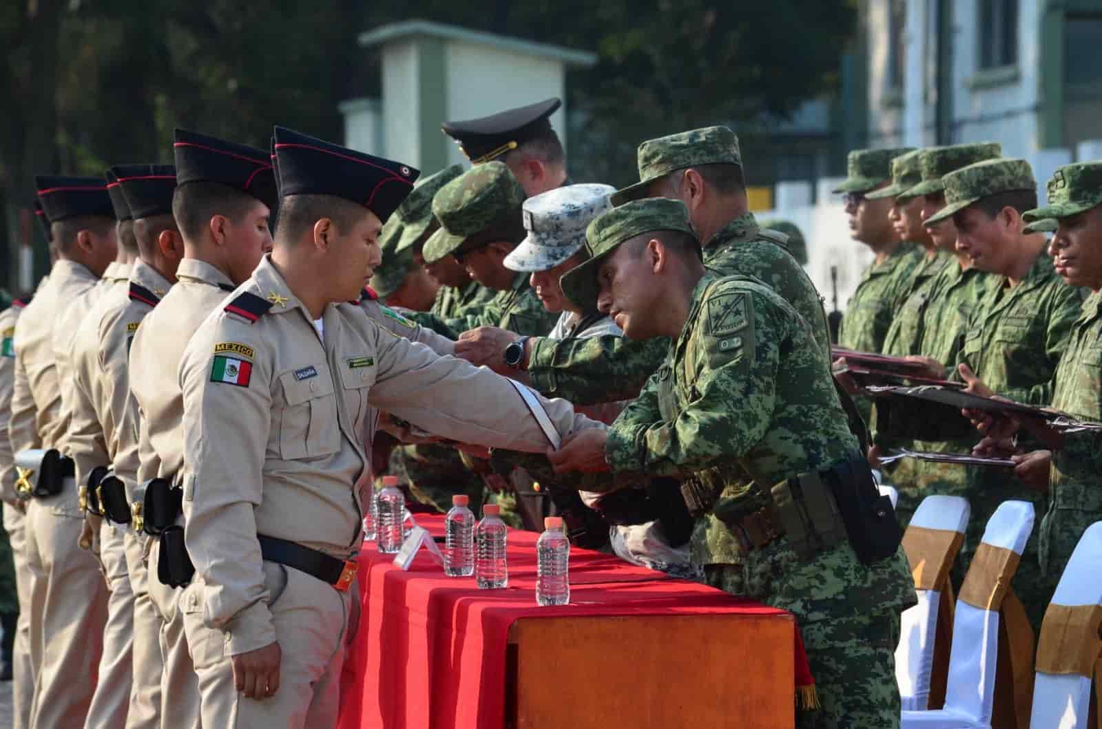 Entregan ascensos y distinciones a conscriptos en el 83 Batallón de La Boticaria (+Video)