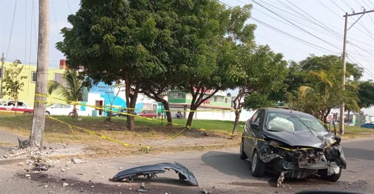 ¡Se queda dormido! Conductor se estrella contra poste de luz en la colonia El Vergel